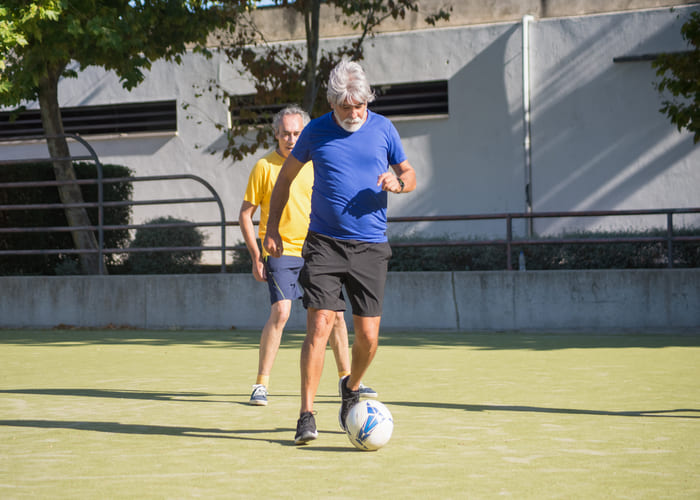 Jogar futebol traz benefícios para a saúde da mulher